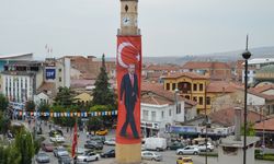 Tarihi Saat Kulesi’ne dev Erdoğan posteri