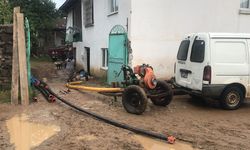Kalehisar'da sağanak nedeniyle 2 ahır yıkıldı, 2 evi su bastı