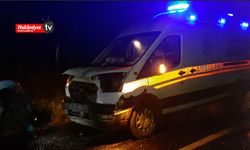 Ambulans otomobile çarptı, 3 sağlıkçı yaralandı