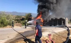 Süt taşıyan tır devrildi: Sürücü yanarak hayatını kaybetti