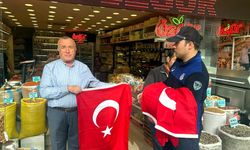 Esnaf ve vatandaşlara  Türk bayrağı dağıttılar