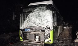 Belediye otobüsüyle kafa kafaya çarpışan otomobil hurdaya döndü: 1 ölü, 2 yaralı