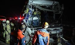 Yolcu otobüsüyle tır çarpıştı: 1 ölü, 31 yaralı