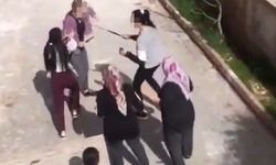 Kadınların bıçaklı sopalı kavgası kameraya yansıdı