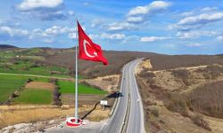 Türkiye'nin en büyük bayrağı Samsun-Çorum karayolunda dalgalanıyor