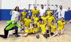 Küçük kız hentbolcular Türkiye Şampiyonası bileti için Sivas önünde