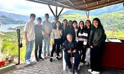 Lise öğrencilerinden 92 yaşındaki Hastaoğlu'na ziyaret