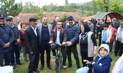 Kaymakam Köse'den down sendromlu Kara'ya bisiklet hediyesi