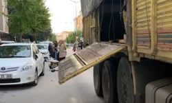 Fatih Caddesi'nde kamyonun kapağı açıldı, araçlar hasar gördü