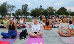 Antalya'nın dünyaca ünlü Konyaaltı sahilinde yoga yaptılar