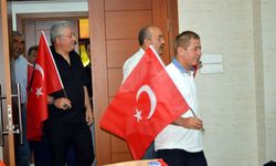 Türk bayraklarıyla  toplantı yaptılar