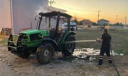Park halindeki traktör yandı