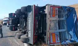 Buğday yüklü tır devrildi: 2'si çocuk 3 yaralı