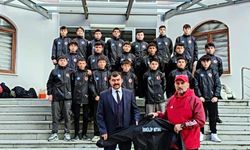 İskilipgücüspor’dan İskilip MTAL’ye yağmurluk desteği