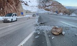 Kırkdilim'de yola düşen kaya parçaları tehlike saçıyor