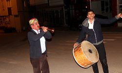 Çorum'da baba oğul davul zurnayla vatandaşları sahura kaldırıyor