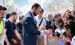 AK Parti Gençlik Kollarından  çocuklara 23 Nisan hediyesi