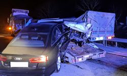 Lüks otomobil yüklü  oto kurtarıcı tıra çarptı
