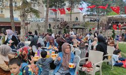 İmece usulü pişirilen 12 kazan aşure vatandaşlara dağıtıldı