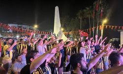Fenerbahçe'nin şampiyonluğu meşaleler ve bayraklarla kutlandı