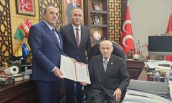 Yeni binanın tapusunu Bahçeli'ye takdim ettiler