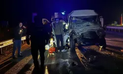 Minübüs TIR'a arkadan çarptı:2 yaralı