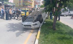 Kaldırıma çıkarak takla attı