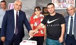 Özmez’e pastalı kutlama