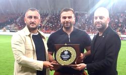 Kemalhan Balçık’a teşekkür plaketi