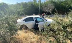 Yol kenarındaki bordür taşlara çarptı: 2 yaralı