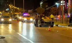 Lüks otomobilin çarptığı motosikletteki karı-koca canından oldu