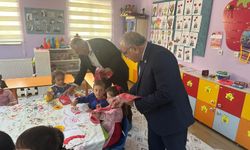 Başkan Çetinkaya öğrencilere forma hediye etti