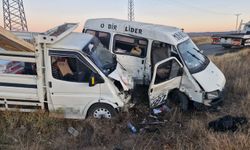 Minibüs kamyonetle çarpıştı: 4 yaralı