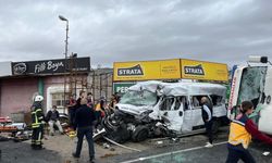 İşçi servisi ile kamyon çarpıştı