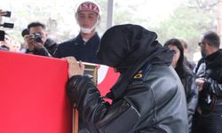 Şehit eşini askeri montuyla son yolculuğuna uğurladı