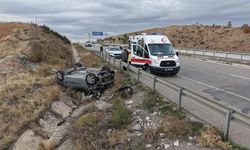 Seyir halindeki aracın çarptığı otomobil şarampole devrildi: 7 yaralı