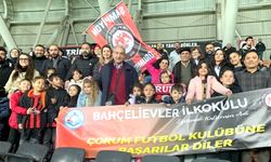 Bahçelievler İlkokulu takımının yanında