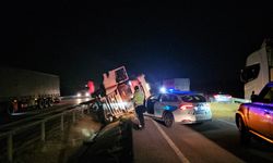 Yem yüklü TIR devrildi, trafik durdu