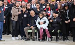 Şehit babasını oyuncağına sarılarak bekledi