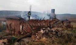 Eski kıyafetleri yakıyım derken evi yaktı!
