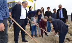 Dodurga'da 60 meyve fidanı toprakla buluşturuldu
