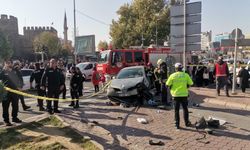 Otomobil ışıkta bekleyen yayaların arasına daldı