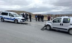 Polis arabası kaza yaptı