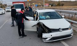 Tır otomobili sıkıştırdı