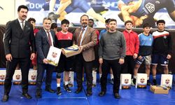 Belediye Güreş takımına malzemeli ziyaret