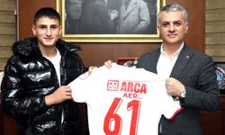 Atakan formayı Belediye Başkanı’na hediye etti