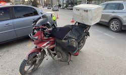 Otomobilin tekerleği motosiklet sürücüsünün kolunun üzerinden geçti