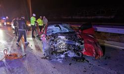 Çorum'da tıra çarpan otomobildeki genç öldü