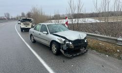 Hafif ticari araç ile otomobilin çarpıştığı kazada 5 kişi yaralandı