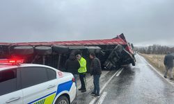 Üzerine tır devrilen hafif ticari araçtaki 2 kişi yaralandı